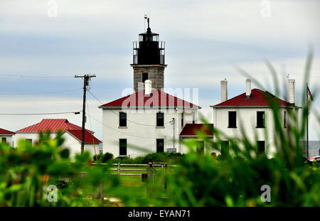 Jamestown, Rhode Island: 1856 Beavertail Leuchtturm und Museum am Beavertail State Park auf Conanicut Insel * Stockfoto