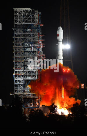 Xichang. 25. Juli 2015. Ein langer Marsch-3 b/Yuanzheng-1 Rakete mit zwei neuen Generation Satelliten für das BeiDou Navigation Satellite System (BDS) aus den Xichang Satellite Launch Center in der südwestlichen chinesischen Provinz Sichuan, Blasten, ab 25. Juli 2015. China hat erfolgreich zwei Satelliten für seine einheimischen globale Navigation und Positionierung Netzwerk an 20:29 Peking Zeit Samstag, das Start-Center, sagte. Bildnachweis: Zhu Zheng/Xinhua/Alamy Live-Nachrichten Stockfoto