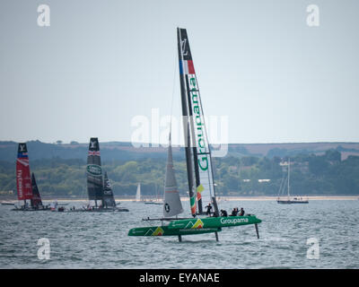 Portsmouth, England, 25. Juli 2015. Die groupama Racing Team von Frankreich gewinnen Geschwindigkeit während der ersten Rennen des Americas Cup World Series in Portsmouth. den Americas Cup World Series in Portsmouth zwischen dem 23. Juli und dem 26. Juli 2015 Credit: Simon evans/alamy leben Nachrichten Stockfoto