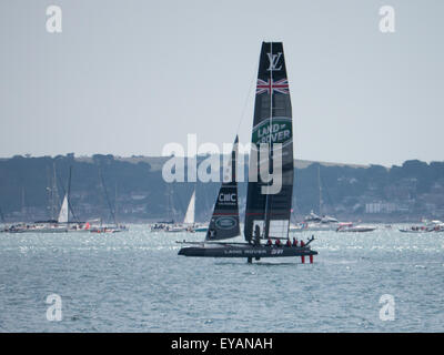 Portsmouth, England, 25. Juli 2015. Die Bar team Gewinne machen, die aus der Rückseite der Packung das erste Mal während der ersten Rennen des Americas Cup World Series in Portsmouth zu beenden. der Americas Cup World Series in Portsmouth zwischen dem 23. Juli und dem 26. Juli 2015 Credit: Simon evans/alamy leben Nachrichten Stockfoto