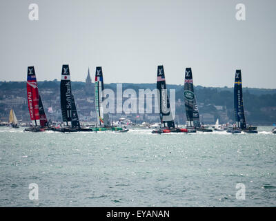 Portsmouth, England, 25. Juli 2015. Alle sechs Mannschaften ziehen weg von der Startposition während der ersten Rennen der Americas Cup World Series in Portsmouth. den Americas Cup World Series findet in Portsmouth zwischen dem 23. Juli und dem 26. Juli 2015: Simon evans/alamy leben Nachrichten Stockfoto