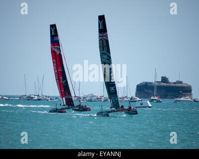 Portsmouth, England, am 25. Juli 2015 BAR Team über nehmen den Katamaran von Team Emirates New Zealand zu ersten Platz im ersten Rennen des Americas Cup World Series in Portsmouth. Americas Cup World Series findet in Portsmouth zwischen 23 Juli und 26. Juli 2015 Credit: Simon Evans/Alamy Live News Stockfoto