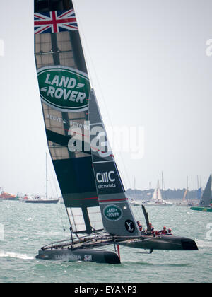 Portsmouth, England, 25. Juli 2015. Die Bar Team der britischen Geschwindigkeit über die Ziellinie im ersten Platz, in der Leitung von Emirates Team New Zealand während der ersten Rennen der Americas Cup World Series in Portsmouth. den Americas Cup World Series in Portsmouth zwischen dem 23. Juli und dem 26. Juli 2015 Credit: Simon evans/alamy leben Nachrichten Stockfoto