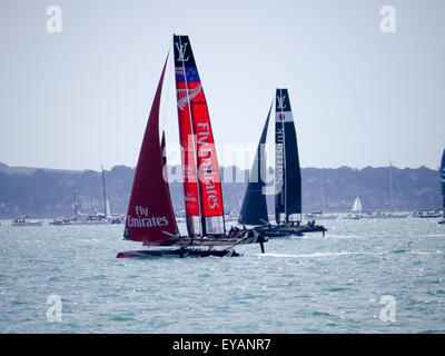 Portsmouth, England, 25. Juli 2015 Emirates Team New Zealand Kampf um Position mit Team softbank Japan während des Zweiten Rennen der Americas Cup World Series in Portsmouth. den Americas Cup World Series in Portsmouth zwischen dem 23. Juli und dem 26. Juli 2015 Credit: Simon evans/alamy leben Nachrichten Stockfoto