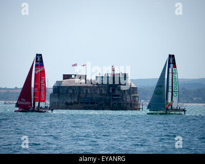 Portsmouth, England, 25. Juli 2015 Emirates Team New Zealand Schlacht und groupama Racing Team Frankreich vorbei spitbank fort, während das zweite Rennen der Americas Cup World Series in Portsmouth. den Americas Cup World Series in Portsmouth zwischen dem 23. Juli und dem 26. Juli 2015 Credit: Simon evans/alamy leben Nachrichten Stockfoto