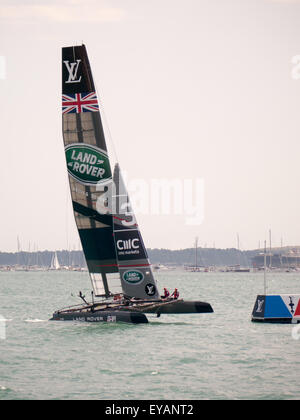 Portsmouth, England, 25. Juli 2015. Der Katamaran von Ben Ainslie racing kreuzt die finsih Linie im zweiten Platz am Ende der zweiten Rennen der Americas Cup World Series in Portsmouth. den Americas Cup World Series in Portsmouth zwischen dem 23. Juli und dem 26. Juli 2015 Credit: Simon evans/alamy leben Nachrichten Stockfoto