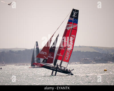 Portsmouth, England, 25. Juli 2015 Emirates Team New Zealand heftig Stich im zweiten Rennen des Americas Cup World Series in Portsmouth. den Americas Cup World Series in Portsmouth zwischen dem 23. Juli und dem 26. Juli 2015 Credit: Simon evans/alamy leben Nachrichten Stockfoto