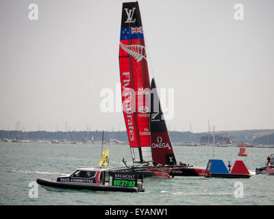 Portsmouth, England, 25. Juli 2015 Emirates Team New Zealand Katamaran kreuzt die finsih Zeile am Ende der zweiten Rennen der Americas Cup World Series in Portsmouth. den Americas Cup World Series in Portsmouth zwischen dem 23. Juli und dem 26. Juli 2015 Credit: Simon evans/alamy leben Nachrichten Stockfoto