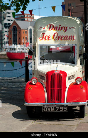 Redaktionelles Bild, das in Liverpool von Vintage Ice Cream van an einem sonnigen Sommertag von der Dockside aufgenommen wurde. Stockfoto