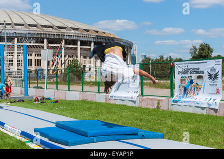 Moskau, Russland. 25. Juli 2015. Moskau City Games 2015 Sportfest fand im olympischen Sport komplexe Luzhniky von Moskau City. Nicht identifizierte, unkenntlich männliche Sportler führt bei der 3. alle russischen Festival, gesponsert von der Föderation des Parkour, tricking und XMA austricksen. Bildnachweis: Alex Bilder/Alamy Live-Nachrichten Stockfoto