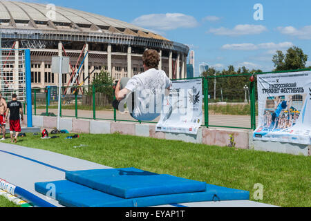 Moskau, Russland. 25. Juli 2015. Moskau City Games 2015 Sportfest fand im olympischen Sport komplexe Luzhniky von Moskau City. Nicht identifizierte, unkenntlich männliche Sportler führt bei der 3. alle russischen Festival, gesponsert von der Föderation des Parkour, tricking und XMA austricksen. Bildnachweis: Alex Bilder/Alamy Live-Nachrichten Stockfoto