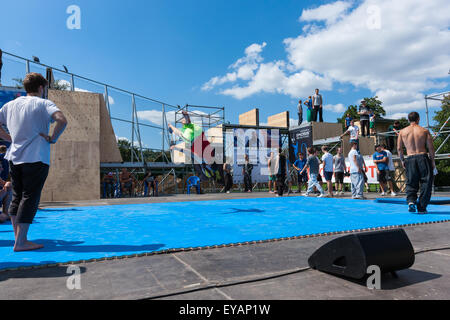 Moskau, Russland. 25. Juli 2015. Moskau City Games 2015 Sportfest fand im olympischen Sport komplexe Luzhniky von Moskau City. Nicht identifizierte, unkenntlich männliche Sportler führt bei der 3. alle russischen Festival, gesponsert von der Föderation des Parkour, tricking und XMA austricksen. Bildnachweis: Alex Bilder/Alamy Live-Nachrichten Stockfoto