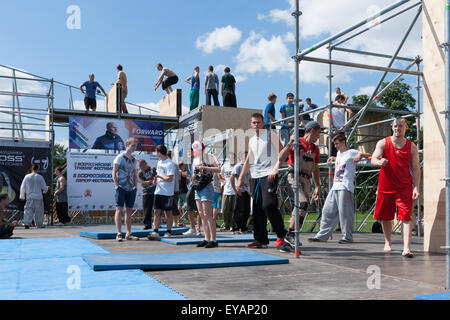 Moskau, Russland. 25. Juli 2015. Moskau City Games 2015 Sportfest fand im olympischen Sport komplexe Luzhniky von Moskau City. Nicht identifizierte, unkenntlich männliche Sportler führt bei der 3. alle russischen Festival, gesponsert von der Föderation des Parkour, tricking und XMA austricksen. Bildnachweis: Alex Bilder/Alamy Live-Nachrichten Stockfoto