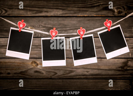 Alte Bilderrahmen auf Holz Hintergrund. Valentines Nachricht. Stockfoto