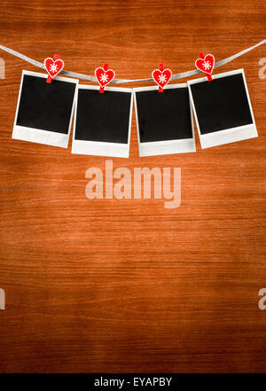 Alte Bilderrahmen auf Holz Hintergrund. Valentines Nachricht. Stockfoto