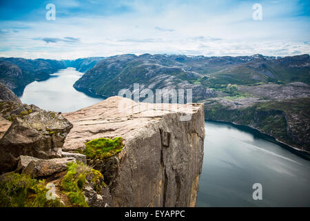 Preikestolen oder Prekestolen, auch bekannt unter den englischen Übersetzungen des Predigers Kanzel oder Preikestolen, ist ein berühmter touristischer att Stockfoto