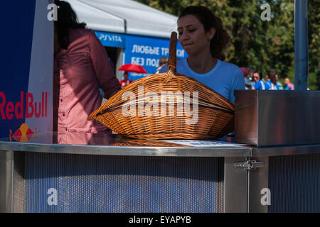 Moskau, Russland. 25. Juli 2015. Moskau City Games 2015 Sportfest fand im olympischen Sport komplexe Luzhniky von Moskau City. Menschen auf dem Festival. Unbekannte Frau verkauft Snacks. Bildnachweis: Alex Bilder/Alamy Live-Nachrichten Stockfoto