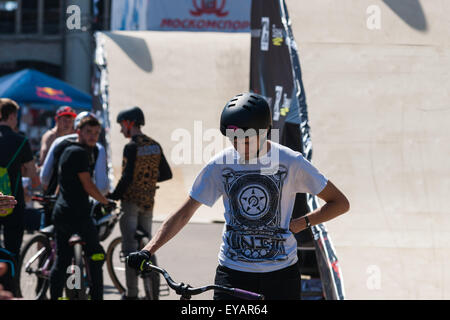 Moskau, Russland. 25. Juli 2015. Moskau City Games 2015 Sportfest fand im olympischen Sport komplexe Luzhniky von Moskau City. Erfolglosen Versuch. Nicht identifizierte Befremden Biker mit seinem Motorrad. Bildnachweis: Alex Bilder/Alamy Live-Nachrichten Stockfoto