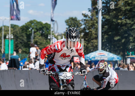 Moskau, Russland. 25. Juli 2015. Moskau City Games 2015 Sportfest fand im olympischen Sport komplexe Luzhniky von Moskau City. Unbekannten Radfahrer auf der Radrennbahn. Bildnachweis: Alex Bilder/Alamy Live-Nachrichten Stockfoto