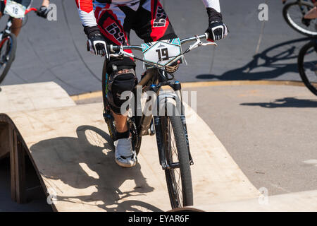 Moskau, Russland. 25. Juli 2015. Moskau City Games 2015 Sportfest fand im olympischen Sport komplexe Luzhniky von Moskau City. Unbekannten Radfahrer auf der Radrennbahn. Bildnachweis: Alex Bilder/Alamy Live-Nachrichten Stockfoto