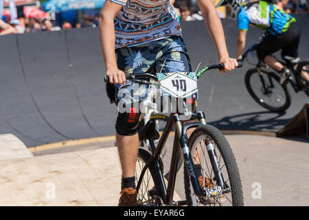 Moskau, Russland. 25. Juli 2015. Moskau City Games 2015 Sportfest fand im olympischen Sport komplexe Luzhniky von Moskau City. Unbekannten Radfahrer auf der Radrennbahn. Bildnachweis: Alex Bilder/Alamy Live-Nachrichten Stockfoto