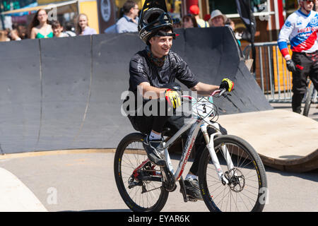 Moskau, Russland. 25. Juli 2015. Moskau City Games 2015 Sportfest fand im olympischen Sport komplexe Luzhniky von Moskau City. Unbekannten Radfahrer auf der Radrennbahn. Bildnachweis: Alex Bilder/Alamy Live-Nachrichten Stockfoto