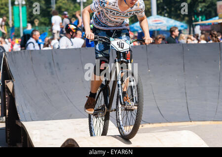 Moskau, Russland. 25. Juli 2015. Moskau City Games 2015 Sportfest fand im olympischen Sport komplexe Luzhniky von Moskau City. Unbekannten Radfahrer auf der Radrennbahn. Bildnachweis: Alex Bilder/Alamy Live-Nachrichten Stockfoto