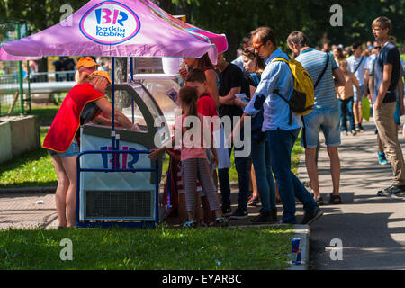 Moskau, Russland. 25. Juli 2015. Moskau City Games 2015 Sportfest fand im olympischen Sport komplexe Luzhniky von Moskau City. Heißes Sommerwetter. Unbekannte Leute in der Schlange um ein Eis zu kaufen. Bildnachweis: Alex Bilder/Alamy Live-Nachrichten Stockfoto