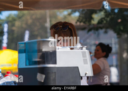 Moskau, Russland. 25. Juli 2015. Moskau City Games 2015 Sportfest fand im olympischen Sport komplexe Luzhniky von Moskau City. Menschen auf dem Festival. Unbekannte Frau verkauft Snacks. Bildnachweis: Alex Bilder/Alamy Live-Nachrichten Stockfoto