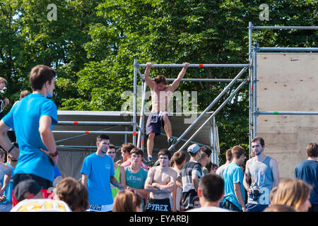 Moskau, Russland. 25. Juli 2015. Moskau City Games 2015 Sportfest fand im olympischen Sport komplexe Luzhniky von Moskau City. Nicht identifizierte, unkenntlich männliche Sportler führt bei der 3. alle russischen Festival, gesponsert von der Föderation des Parkour, tricking und XMA austricksen. Bildnachweis: Alex Bilder/Alamy Live-Nachrichten Stockfoto