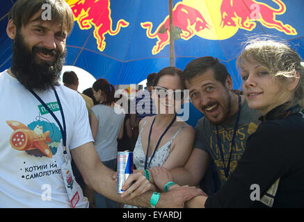 Moskau, Russland. 25. Juli 2015. Mitglieder des Teams bereiten die Veranstaltung 2015 Red Bull Flugtag in Moskau, Russland.die weltweit erste Red Bull Flugtag fand in Wien, Österreich, 1991. (Kredit-Bild: © Anna Sergeeva über ZUMA Draht) Stockfoto