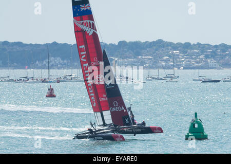 Der Solent, UK. 25. Juli 2015. Das Emirates Team New Zealand in der ersten Runde des Americas Cup World Series. Bildnachweis: Esme Vangelis/Alamy Live-Nachrichten Stockfoto