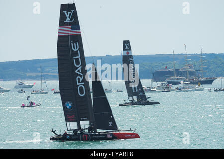 Der Solent, UK. 25. Juli 2015. Oracle Team USA Rennen Softbank Team Japan in der ersten Runde des Americas Cup World Series. Bildnachweis: Esme Vangelis/Alamy Live-Nachrichten Stockfoto