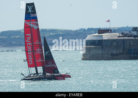 Der Solent, UK. 25. Juli 2015. Das Emirates Team New Zealand in der ersten Runde des Americas Cup World Series. Bildnachweis: Esme Vangelis/Alamy Live-Nachrichten Stockfoto