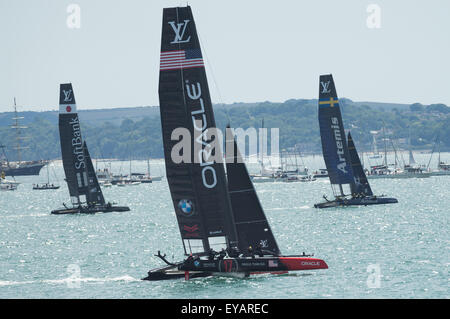 Der Solent, UK. 25. Juli 2015. Oracle Team USA Rennen Softbank Team Japan und Artemis Racing in der ersten Runde des Americas Cup World Series. Bildnachweis: Esme Vangelis/Alamy Live-Nachrichten Stockfoto