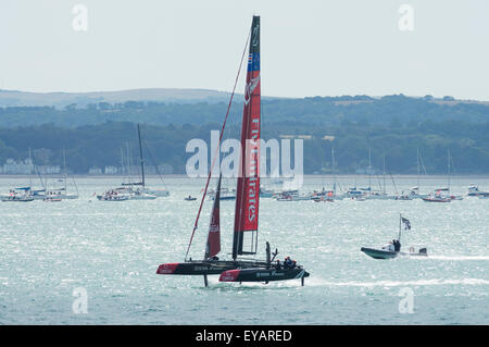 Der Solent, UK. 25. Juli 2015. Das Emirates Team New Zealand in der ersten Runde des Americas Cup World Series. Bildnachweis: Esme Vangelis/Alamy Live-Nachrichten Stockfoto