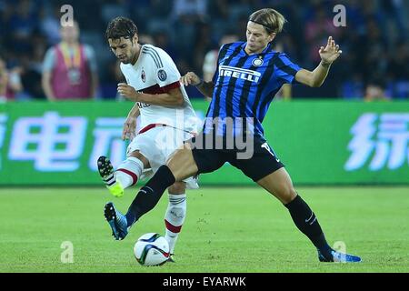 25. Juli 2015 - Shenzhen, Volksrepublik China - Inter Milan Mittelfeld SAMUELE LONGO (R) und AC Milan Mittelfeld ANDREA POLI (L) während des Spiels zwischen AC Milan Vs Internazionale de Milano im Stadium der Universiade in Shenzhen, Südchina. (Kredit-Bild: © Marcio Machado über ZUMA Draht) Stockfoto