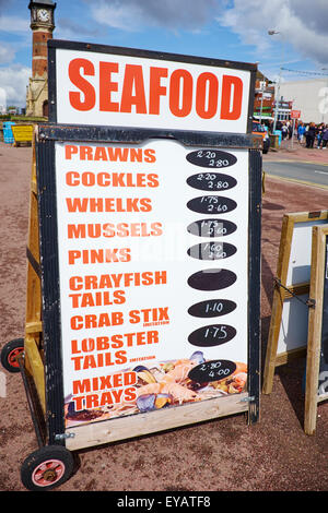 Meeresfrüchte Menü Board vor einem Stall entlang der Promenade Skegness Lincolnshire UK Stockfoto