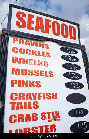 Meeresfrüchte Menü Board vor einem Stall entlang der Promenade Skegness Lincolnshire UK Stockfoto