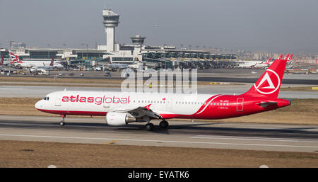 ISTANBUL, Türkei - 9. Juli 2015: AtlasGlobal Airline Airbus A321-211 (CN 823) startet vom Flughafen Istanbul-Atatürk. AtlasGlo Stockfoto