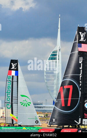 Portsmouth, Hampshire, UK - 25. Juli 2015 Louis Vuitton America Cup World Series Portsmouth. AC45f s vorbei an Portsmouth Spinnaker Tower vor dem Start der Rennen 1-2 von der Louis Vuitton America Cup World Series Portsmouth. Sechs Mannschaften konkurrieren wird Land Rover BAR unter der Leitung von Sir Ben Ainslie, Oracle Team USA, Artemis Racing aus Schweden, Emirates Team New Zealand, SoftBank Team Japan und Groupama Team Frankreich alle Segeln der "fliegenden" AC45f. Bildnachweis: Gary Blake /Alamy Live-Nachrichten Stockfoto