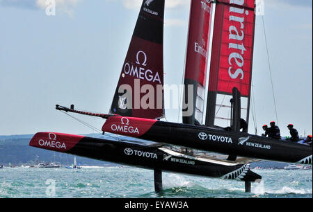 Portsmouth, Hampshire, UK - 25. Juli 2015 Emirates Team New Zealand, auf die AC45f Folien Rennen, in Rennen 1 (der heute 2) in den Louis Vuitton America Cup World Series Portsmouth. Sechs Mannschaften konkurrieren wird Land Rover BAR unter der Leitung von Sir Ben Ainslie, Oracle Team USA, Artemis Racing aus Schweden, Emirates Team New Zealand, SoftBank Team Japan und Groupama Team Frankreich alle Segeln der "fliegenden" AC45f. Bildnachweis: Gary Blake /Alamy Live-Nachrichten Stockfoto