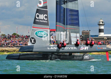 Portsmouth, Hampshire, UK - 25. Juli 2015 Louis Vuitton America Cup World Series Portsmouth. Land Rover BAR unter der Leitung von Sir Ben Ainslie, begeistert das Publikum mit dem Gewinn Rennen 1 (von 2 heutigen Rennen) in den Louis Vuitton America Cup World Series Portsmouth. Sechs Mannschaften konkurrieren wird Land Rover BAR unter der Leitung von Sir Ben Ainslie, Oracle Team USA, Artemis Racing aus Schweden, Emirates Team New Zealand, SoftBank Team Japan und Groupama Team Frankreich alle Segeln der "fliegenden" AC45f. Bildnachweis: Gary Blake /Alamy Live-Nachrichten Stockfoto