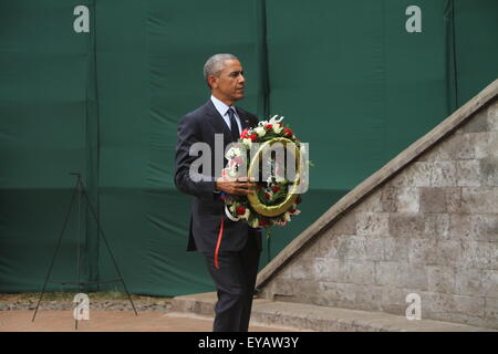 (150725)--NAIROBI, 25 Juli, 2015(Xinhua)--US-Präsident Barack Obama bereitet sich auf einen Kranz am 7. August lag Gedenkstätte zu Ehren der Opfer des 7. August 1998-Bombenanschlag auf US-Botschaft in Nairobi, Kenia am 25. Juli 2015. Am 7. August 1998 wurde die US-Botschaft in Kenia durch eine verknüpfte Terrorgruppe Al - Qaida bombardiert wo mehr als 200 Menschen leben und ca. 5.000 erlitt Verletzungen ums. (Xinhua/Fred Mutune) Stockfoto