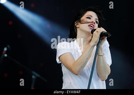 Portsmouth, UK. 25. Juli 2015. Kanadische Sängerin Carly Rae Jepsen führt nach dem Rennen während der 35. America Cup World Series in Portsmouth in Hampshire, UK Samstag, 25. Juli 2015. Bildnachweis: Luke MacGregor/Alamy Live-Nachrichten Stockfoto