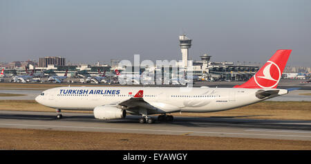 ISTANBUL, Türkei - 9. Juli 2015: Turkish Airlines Airbus A330-343 (CN 1212) startet vom Flughafen Istanbul-Atatürk. THY ist die Stockfoto