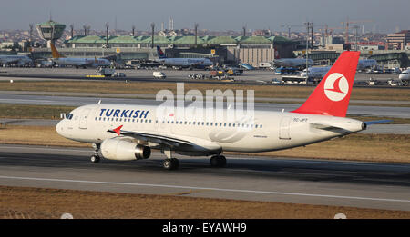 ISTANBUL, Türkei - 9. Juli 2015: Turkish Airlines Airbus A320-232 (CN 3719) startet vom Flughafen Istanbul-Atatürk. THY ist die Stockfoto