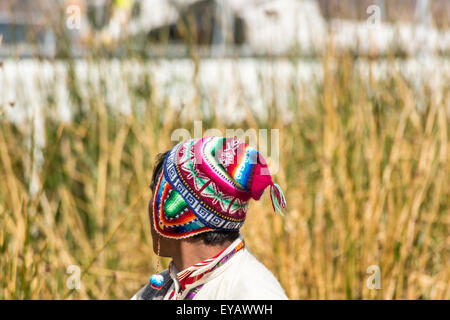 Schwimmende Inseln, Titicaca-See, Puno, Peru - lokale Mann trägt eine traditionelle bunte Mütze auf Isla Apu Inti Stockfoto