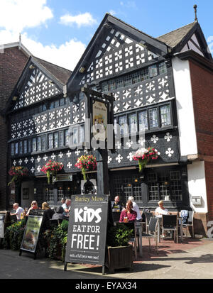 Gerste mähte alte historische Kneipe, aus dem Jahr 1561, Warrington Golden Square, Gebäude im Timberrahmen Tudor-Stil, Cheshire, England, UK, WA1 1QB Stockfoto