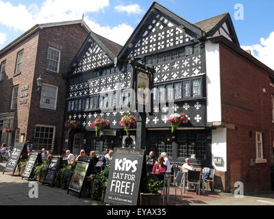 Gerste Mähen alten Pub von 1561 Warrington Golden Square, Fachwerk Tudor, Cheshire, England, UK Stockfoto